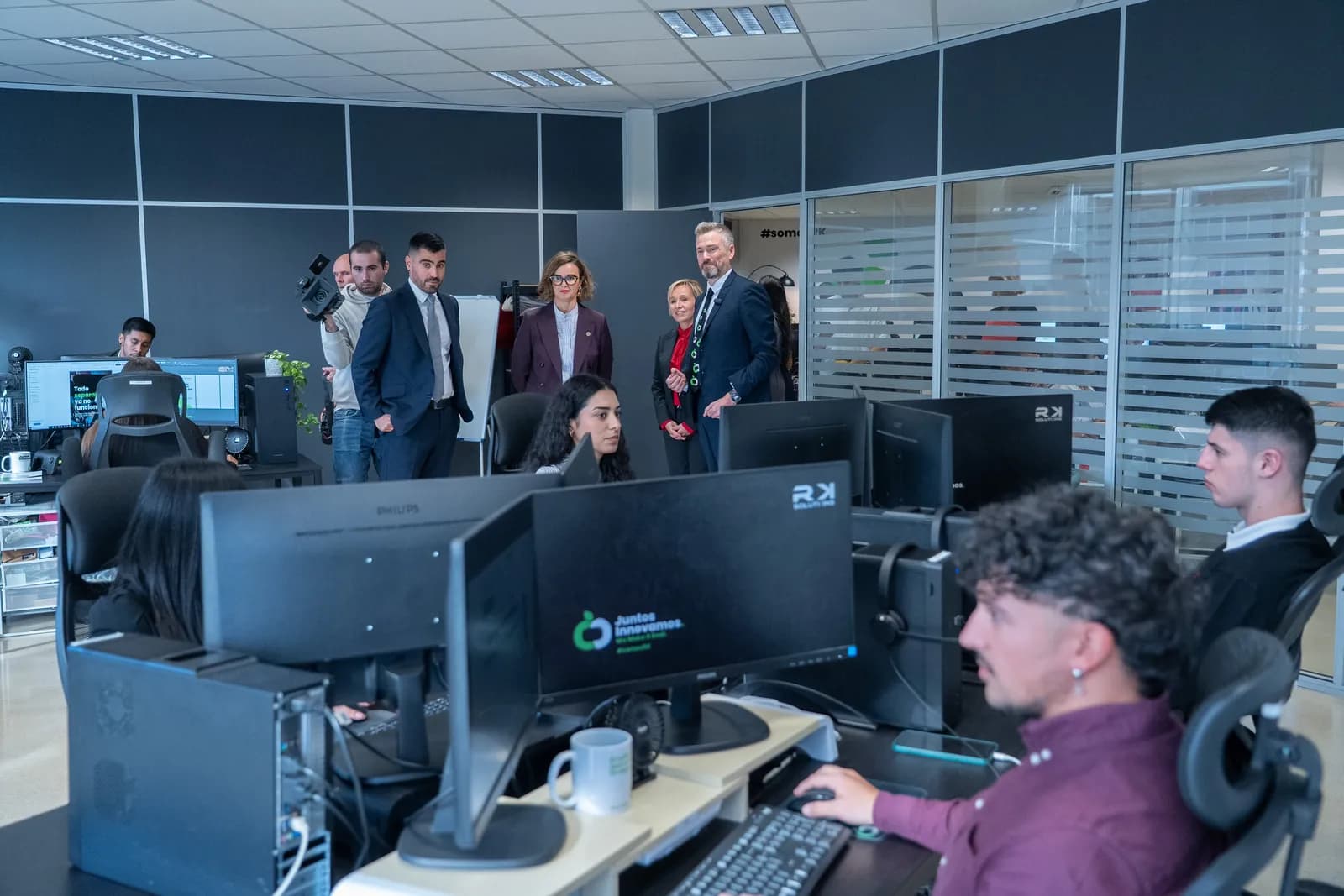 La diputada general de Bizkaia recorre la oficina de RK Solutions en Gernika-Lumo mientras el equipo trabaja