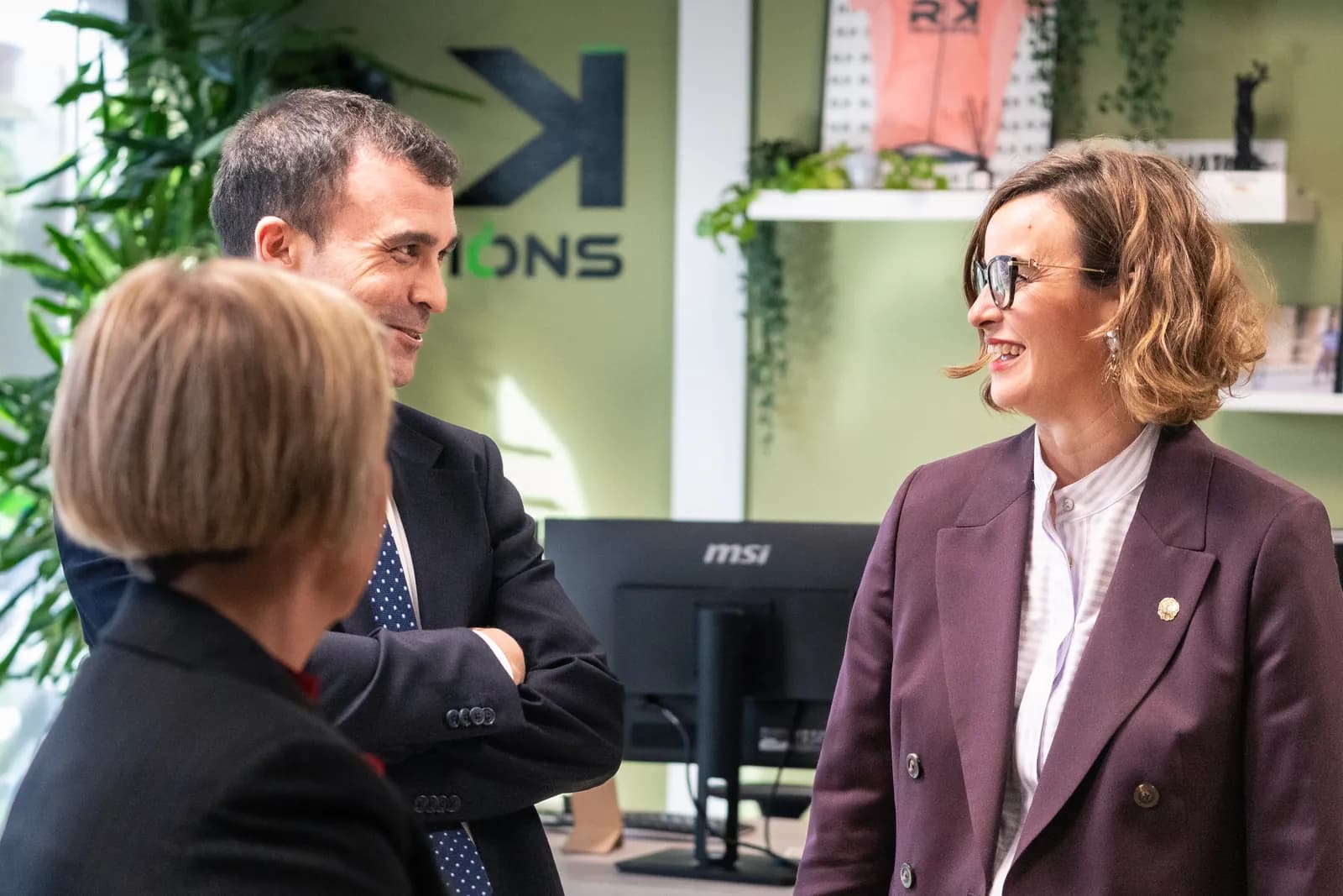 Elixabete Etxanobe, diputada general de Bizkaia, conversando durante la visita a RK Solutions