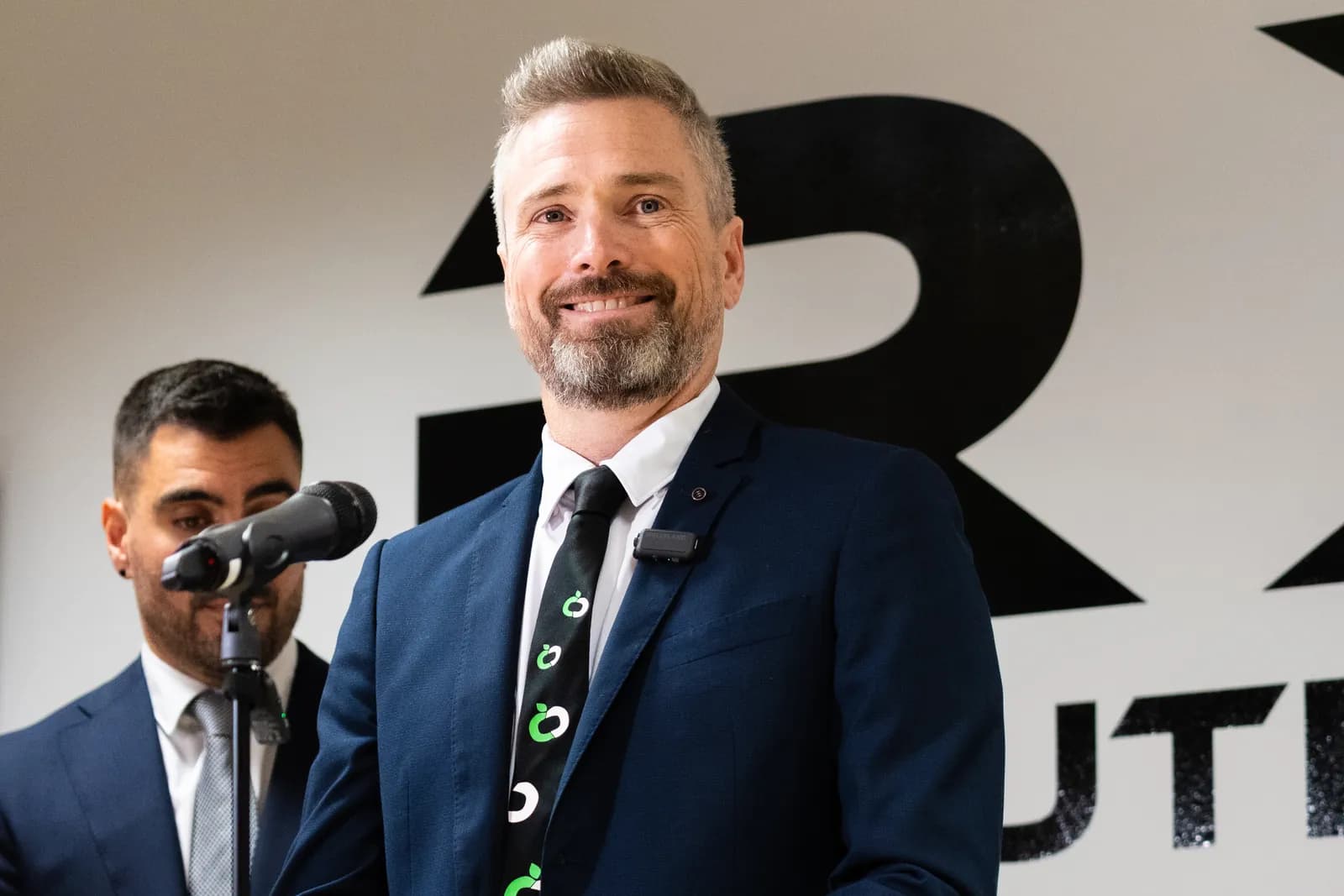 John Pollock, CEO de RK Solutions, durante su intervención ante el logo de RK Solutions