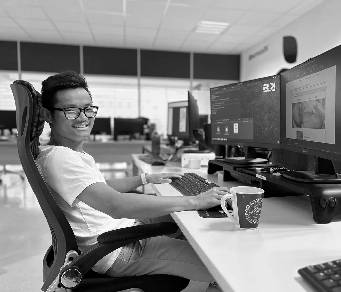 Miembro del equipo de RK trabajando en una web en la oficina