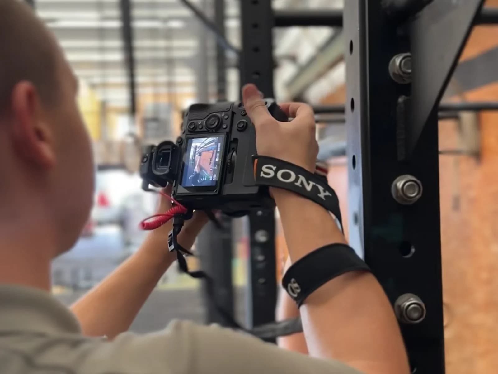 Fotógrafo con cámara durante una sesión de fotos para un negocio
