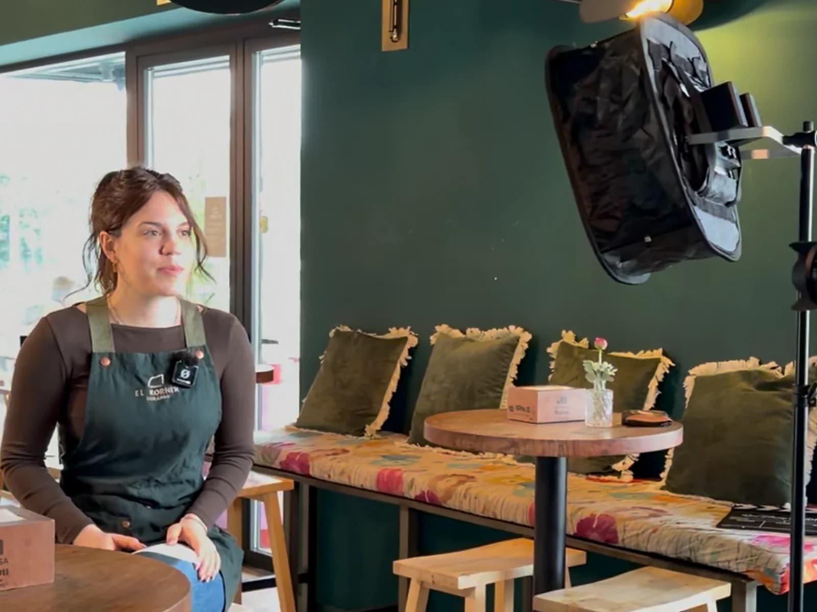 Sesión de vídeo en una cafetería con una camarera entrevistada