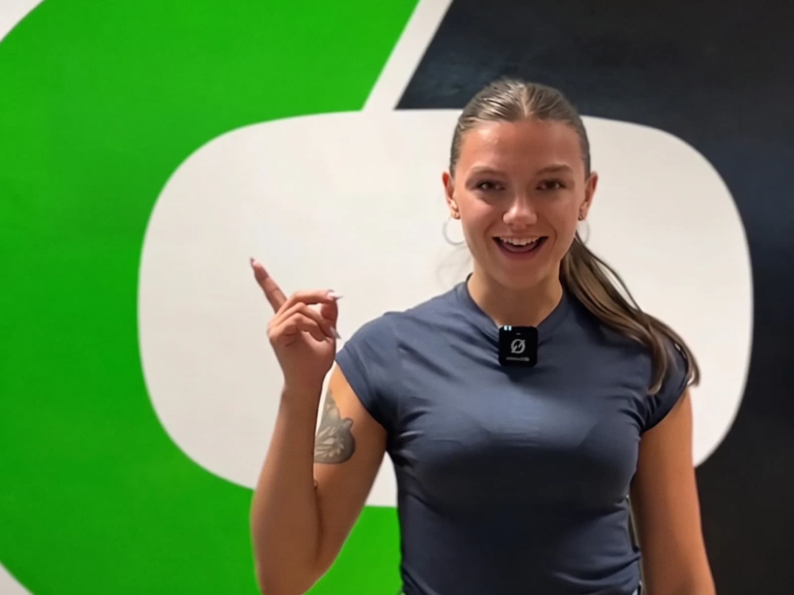 Creadora de contenido grabando un vídeo para redes sociales