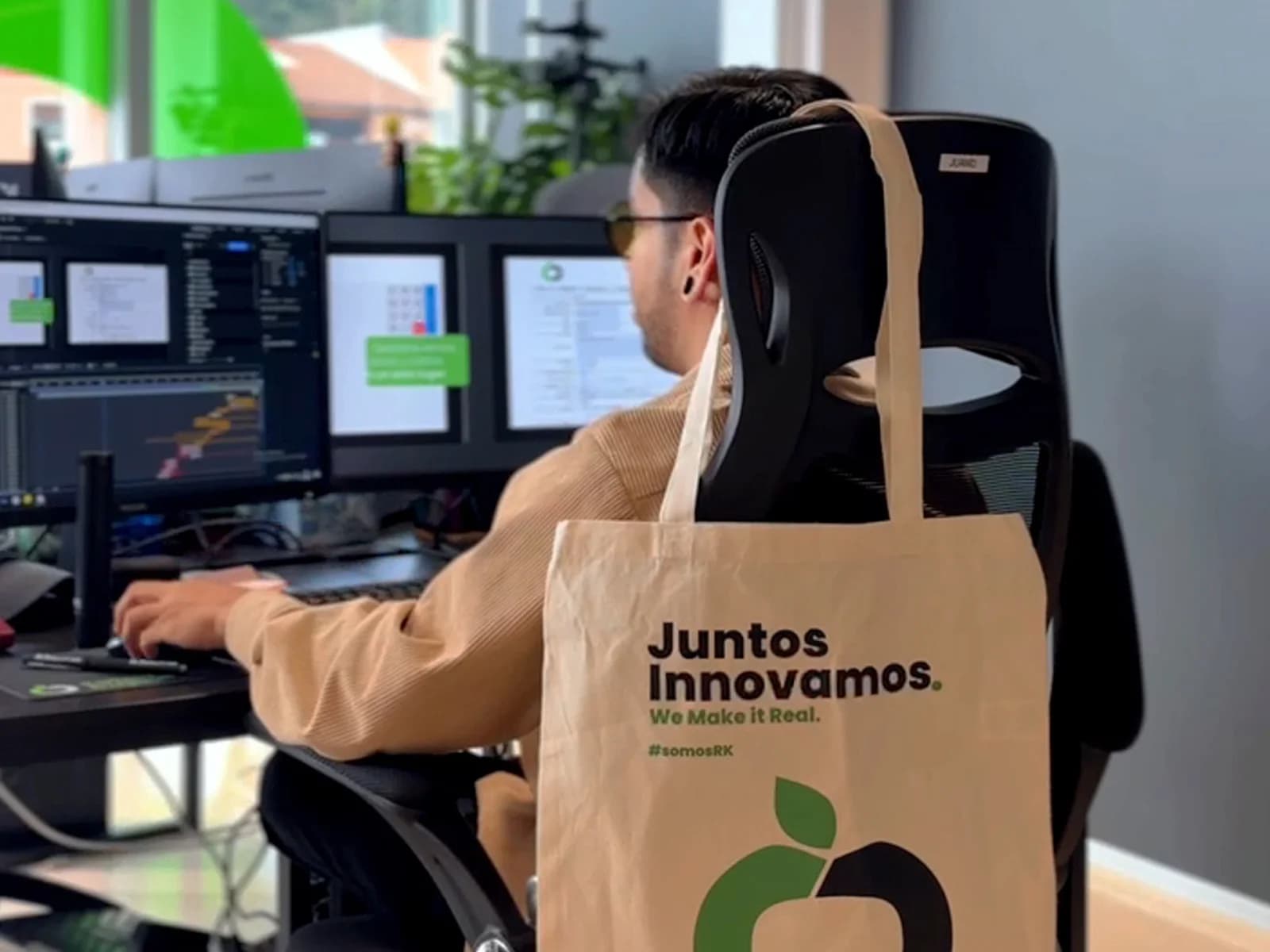 Diseñador del equipo de RK trabajando en una web con varias pantallas